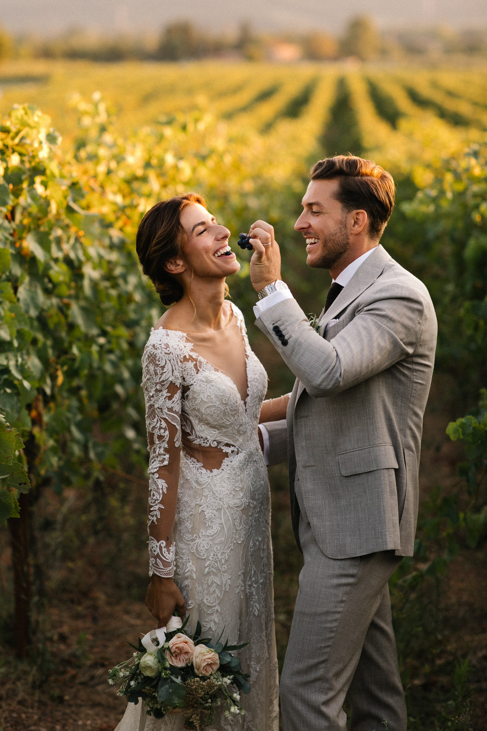 groom-feeding-bride-grapes-in-italian-vineyard-best-wedding-photographer-italy-julian-kanz-photography