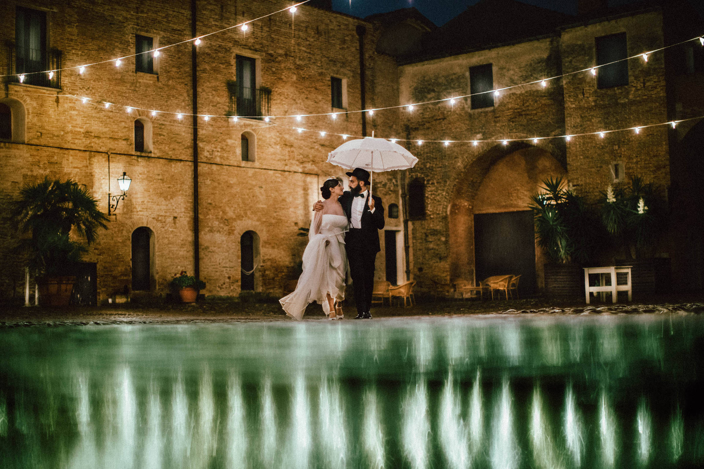 nighttime-couple-pose-with-reflected-fountain-best-wedding-photographer-italy-michele-abriola