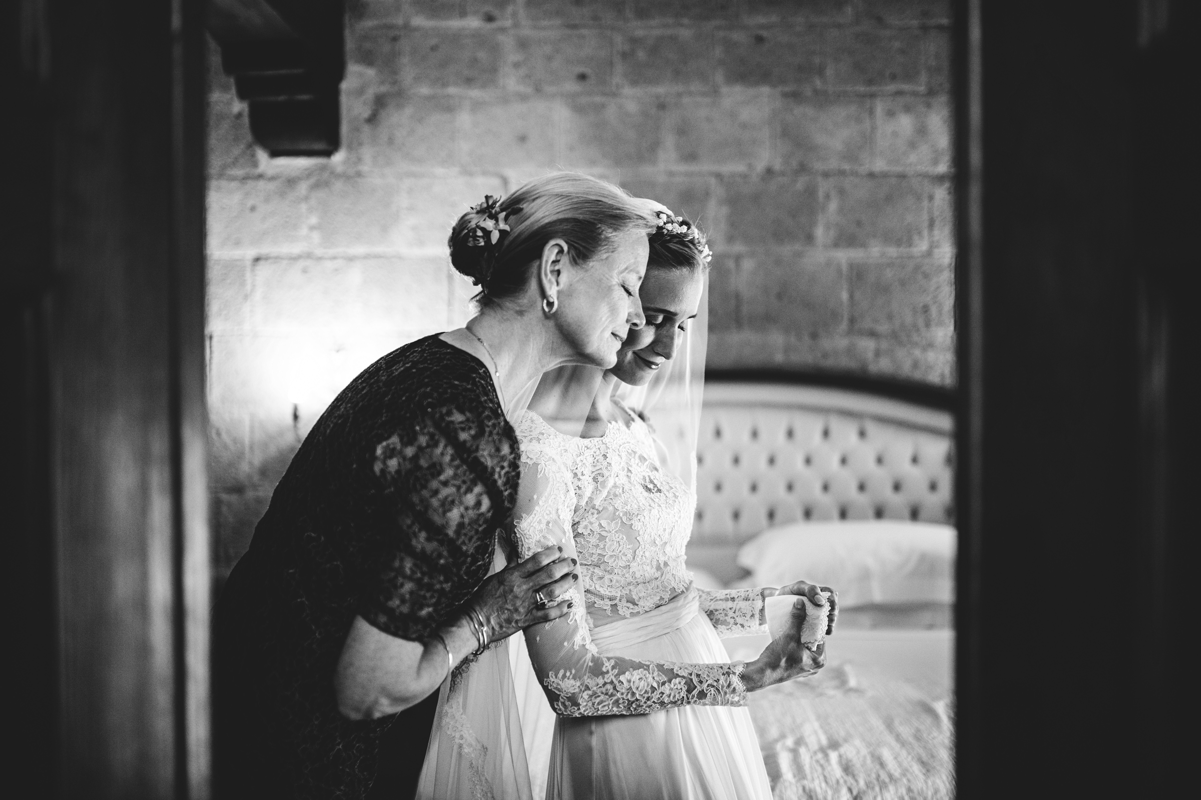 touching-moment-of-bride-and-mother-best-wedding-photographer-italy-simone-miglietta