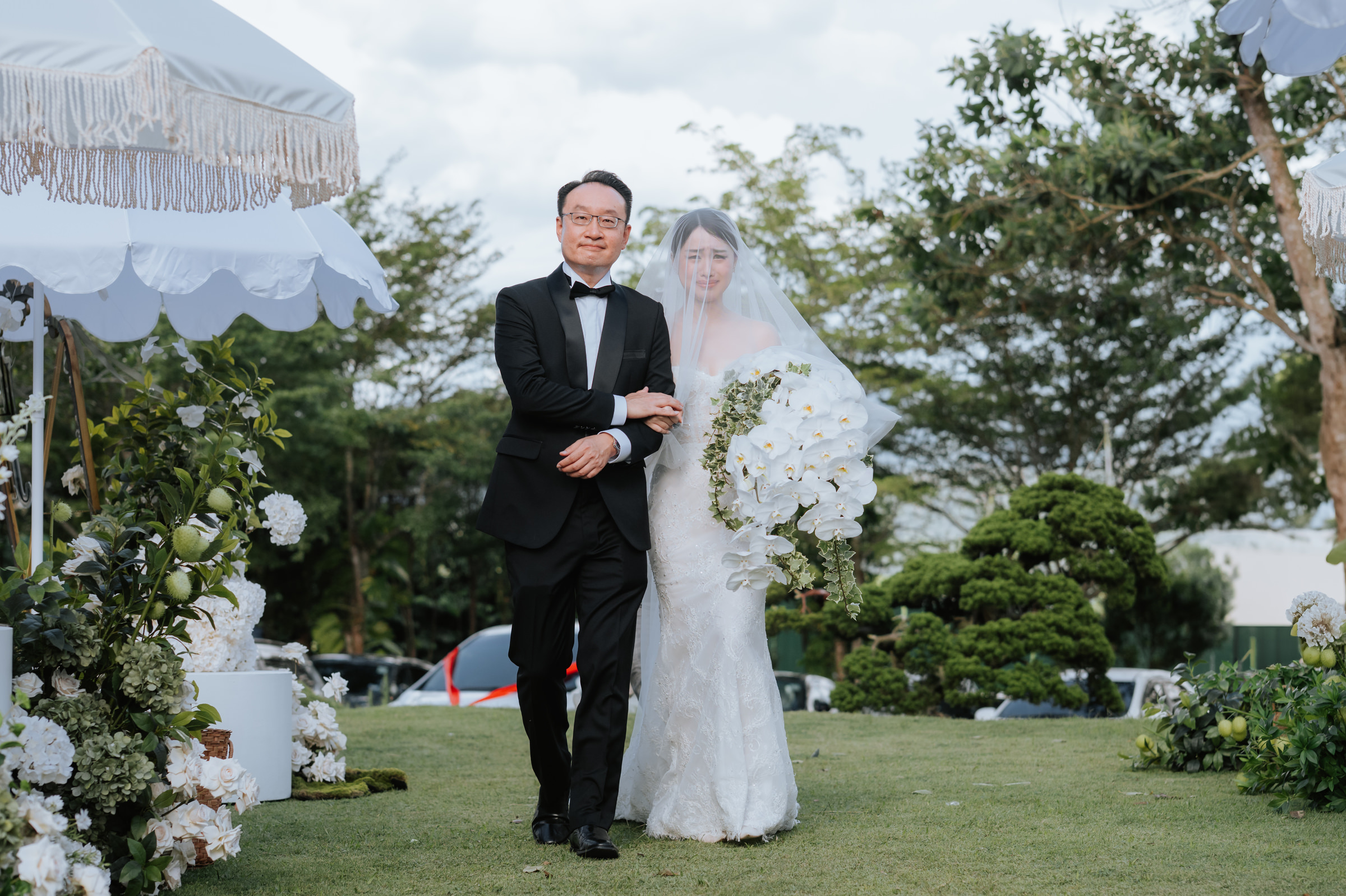 father and bride walk down aisle for wedding at Acres Resort photographed by Zach Chin