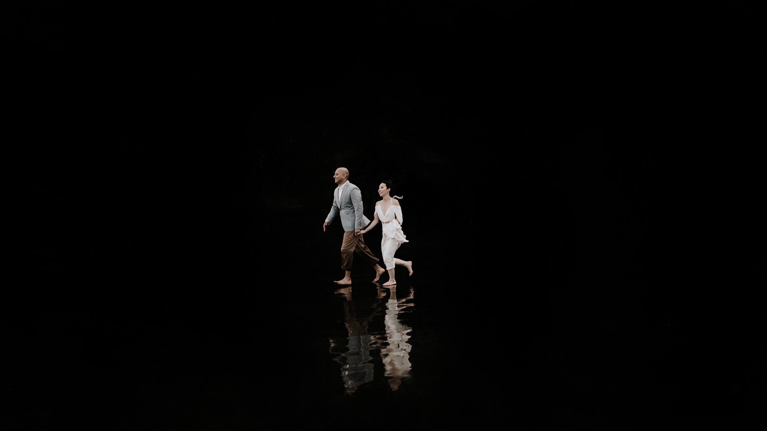 creative-composition-portrait-of-barefoot-couple-running-against-with-refection-photo-by-the-brothers-martens.jpeg