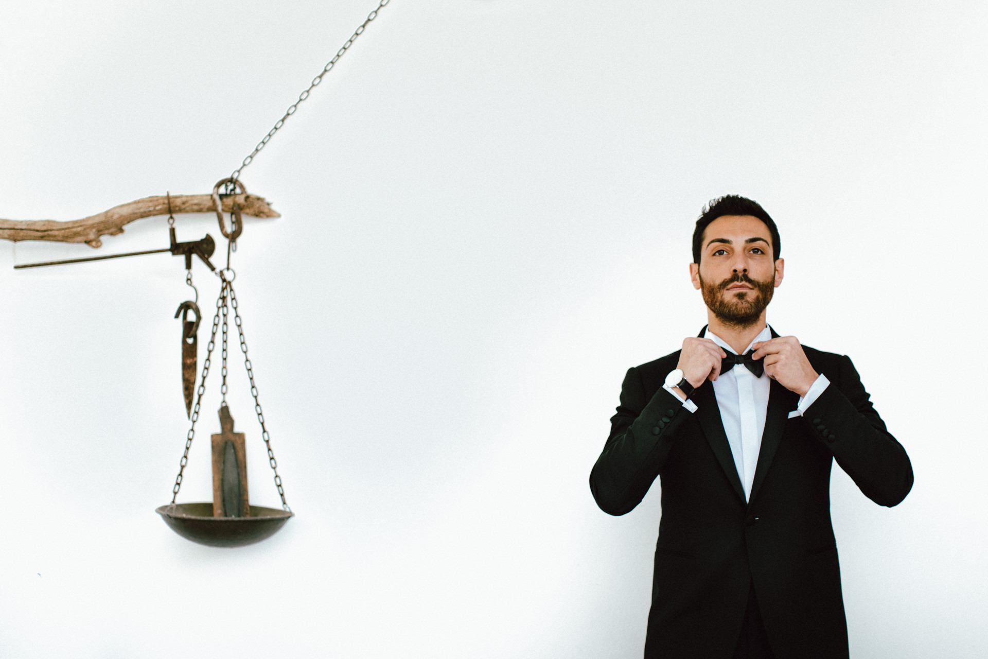 groom-portrait-straightening-ties-best-wedding-photographer-italy-michele-abriola