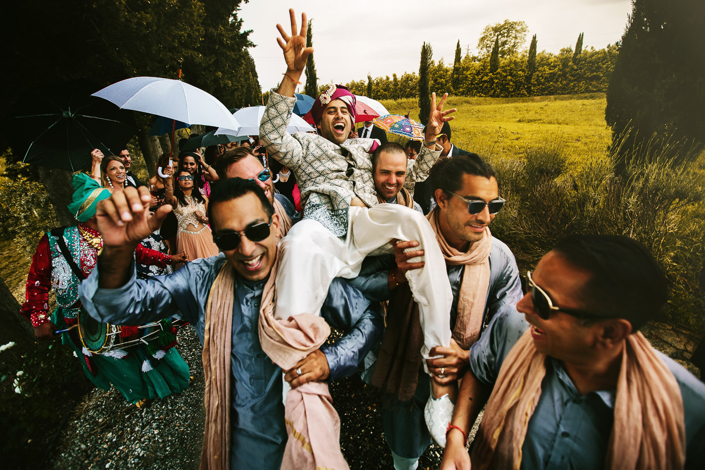 photo-of-groom-being-carried-by-groomsmen-during-indian-wedding-best-wedding-photographer-italy-rino-cordella