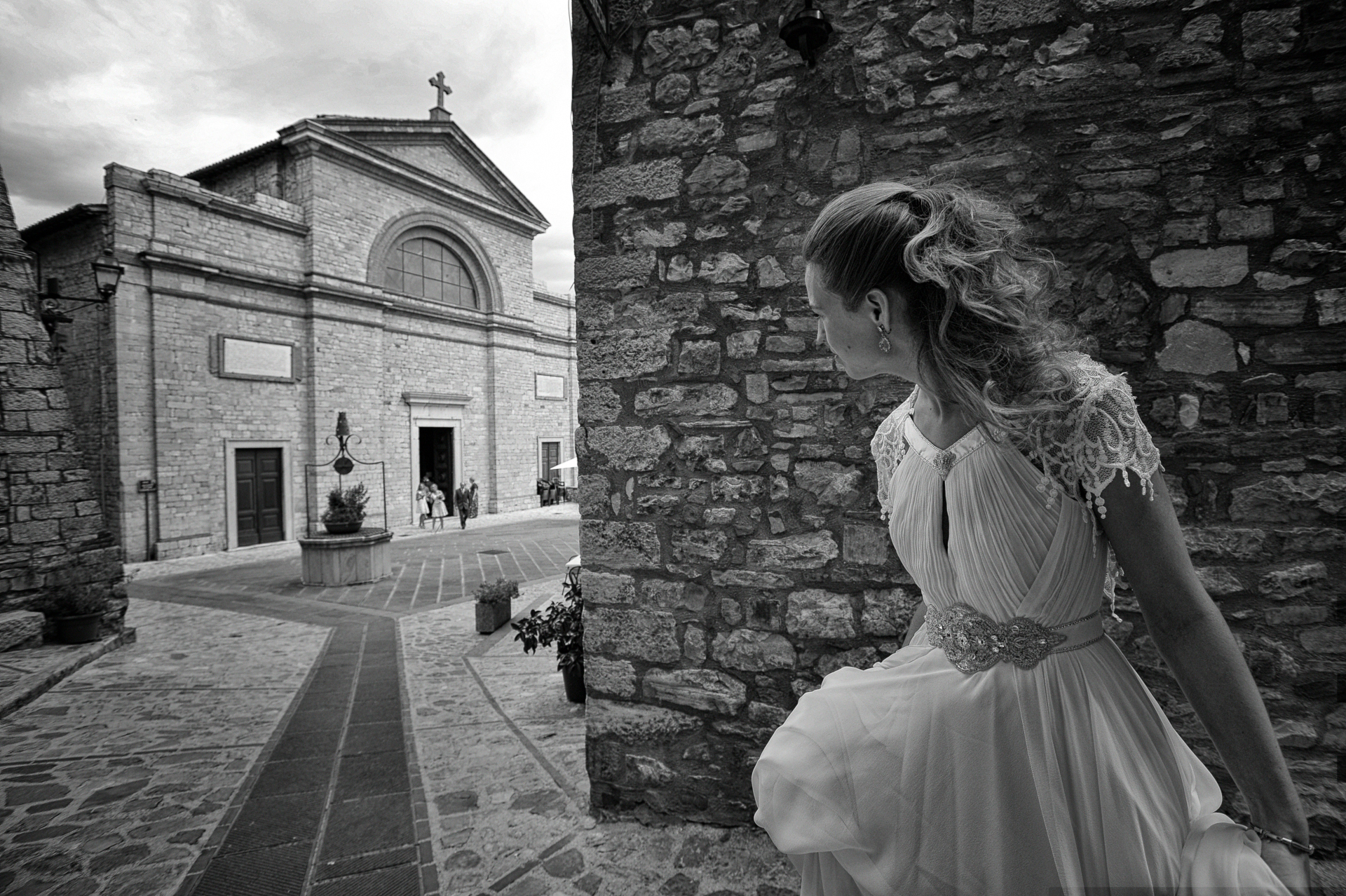 storytelling-moment-as-bride-peeks-around-corner-best-wedding-photographer-italy-edoardo-agresti-photographers