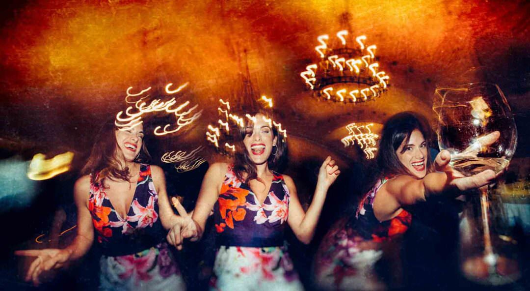 bridesmaids-in-motion-dancing-and-drinking-best-wedding-photographer-italy-michele-abriola