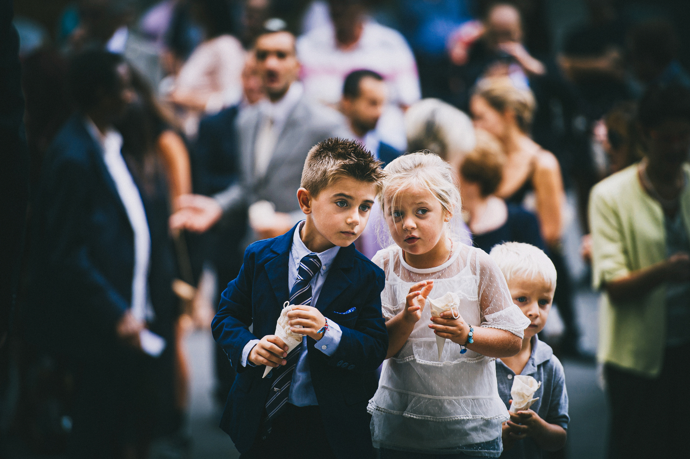 children-talking-during-wedding-reception-best-wedding-photographer-italy-edoardo-agresti-photographers-italy