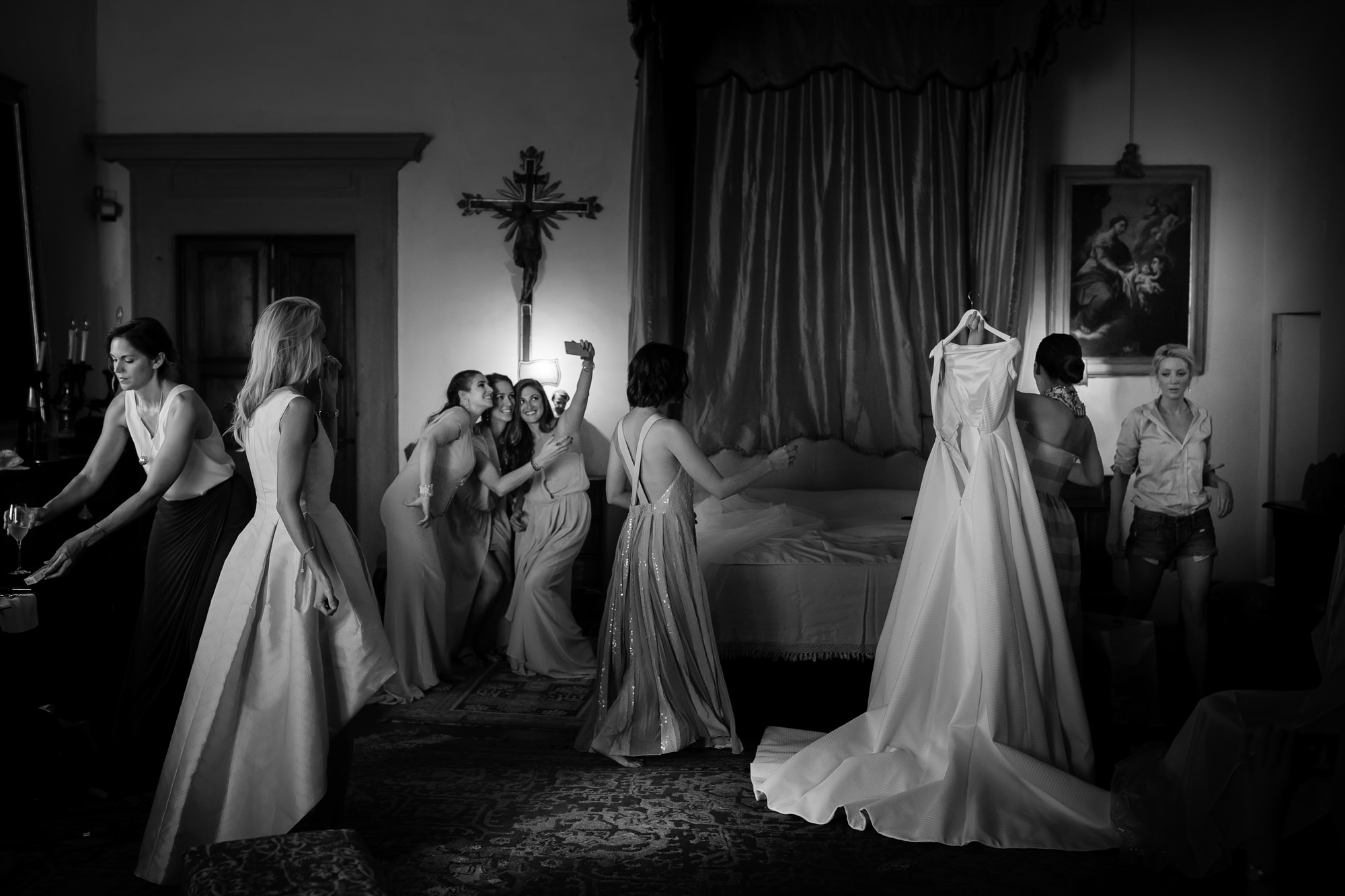 documentary-black-white-bride-getting-ready-story-worlds-best-wedding-photos-david-bastianoni-best-wedding-photographer-italy