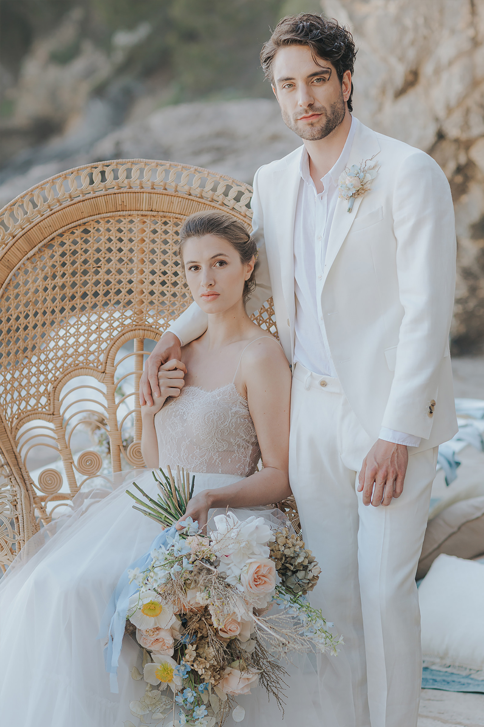 romantic-couple-portrait-in-pastels-photo-by-carolina-serafini-photographer
