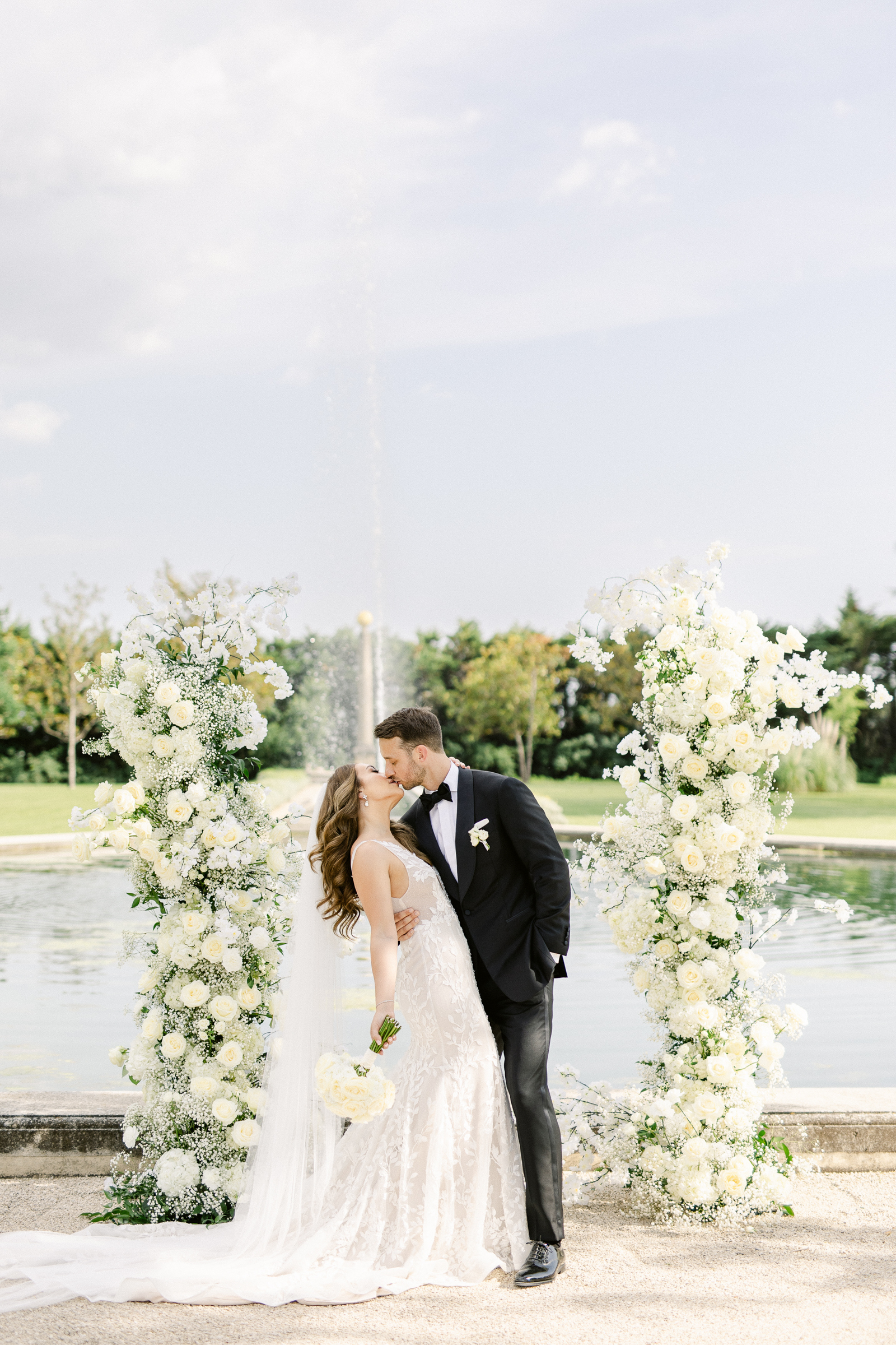 Just married kiss at Chateau de Torreau, Provence, Jeremie Hkb 