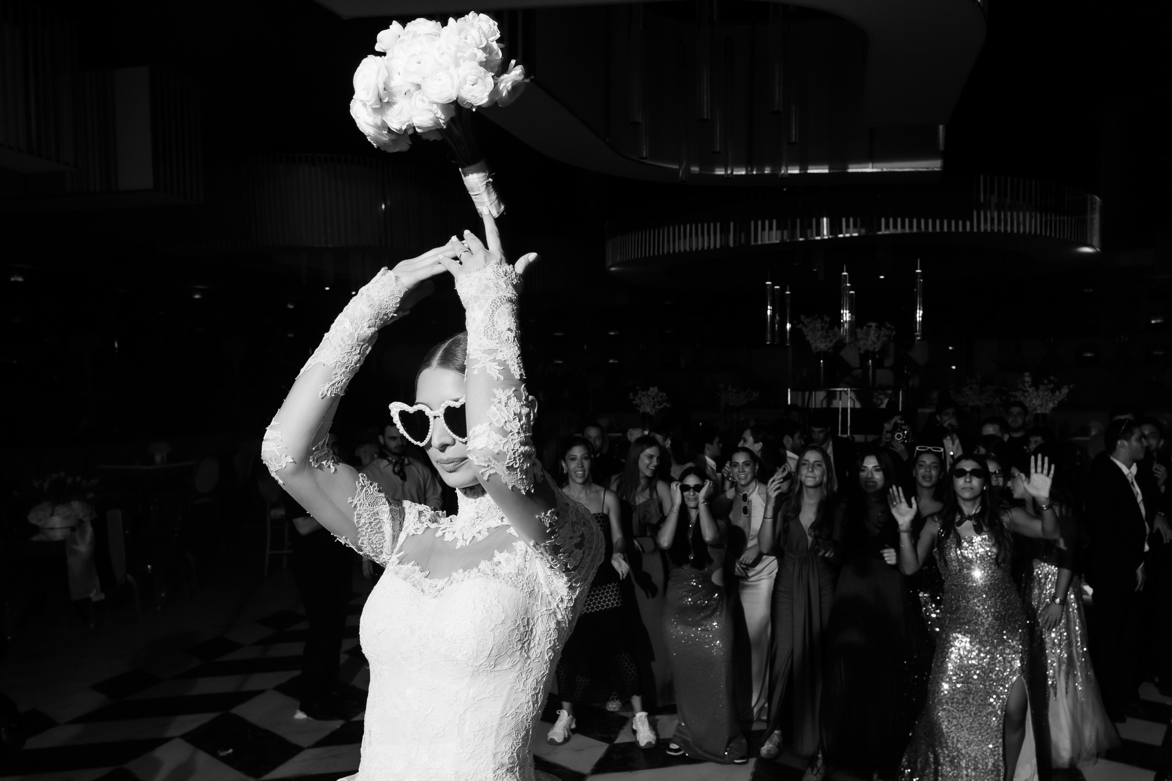 Bouquet toss Club Hebreo wedding