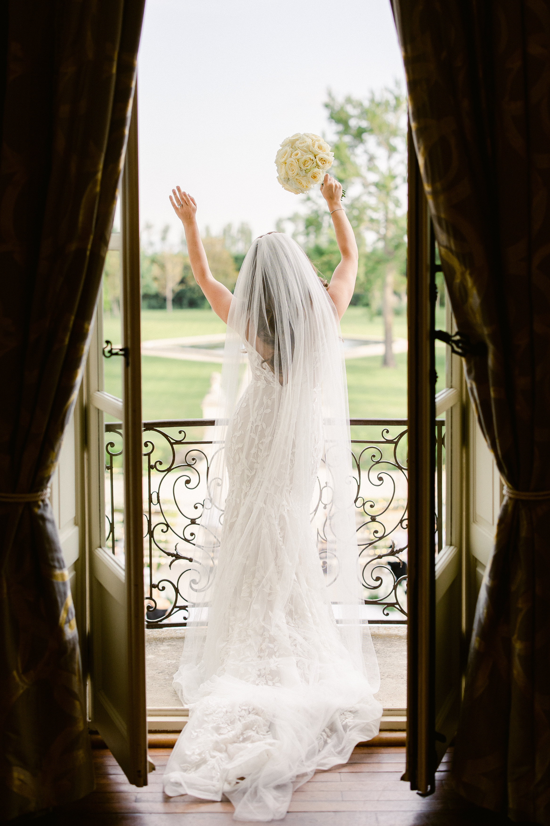 Bride tossing bouquet at Chateau de Torreau wedding, Provence