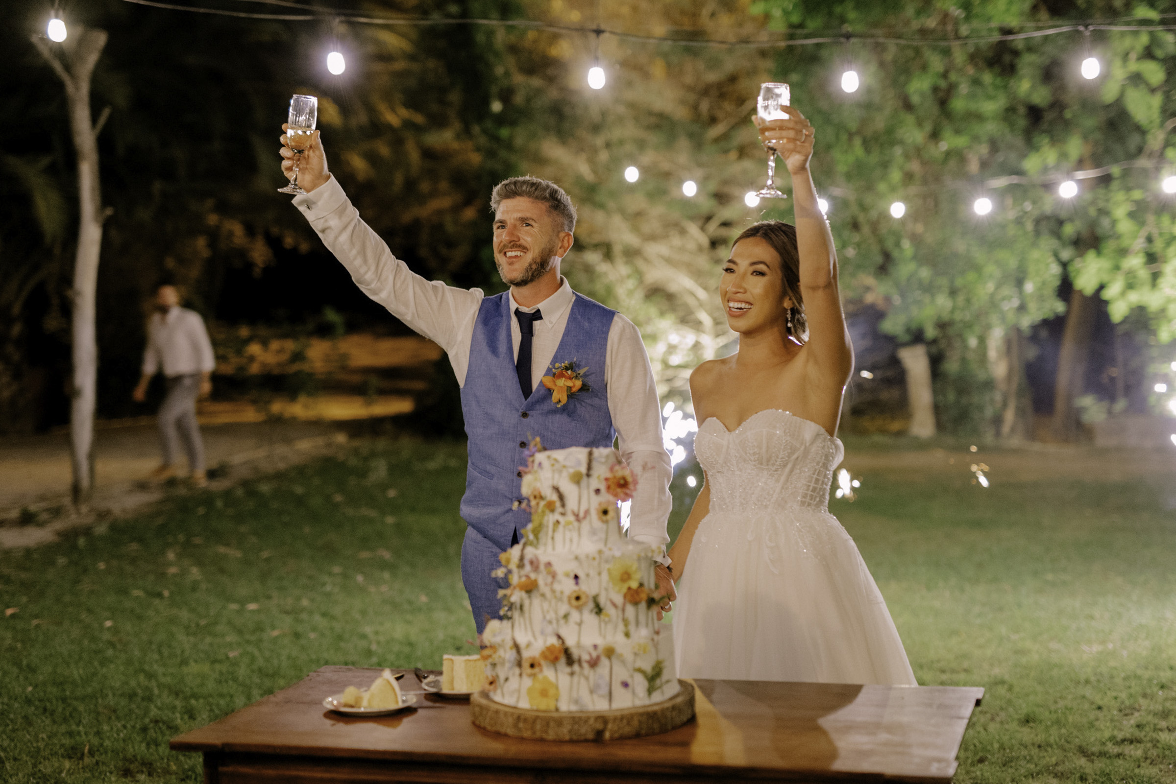 Toasts and cake in the evening outdoors, Pedro Filipe Fotografia, Portugal wedding photographer