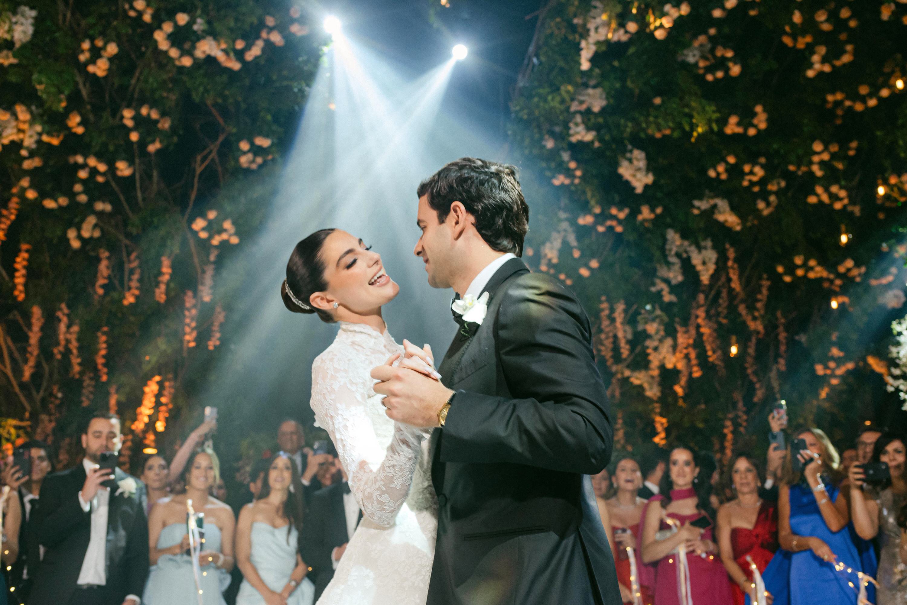 How to Choose the Right Luxury Wedding Photographer - Photo by Ruben Parra