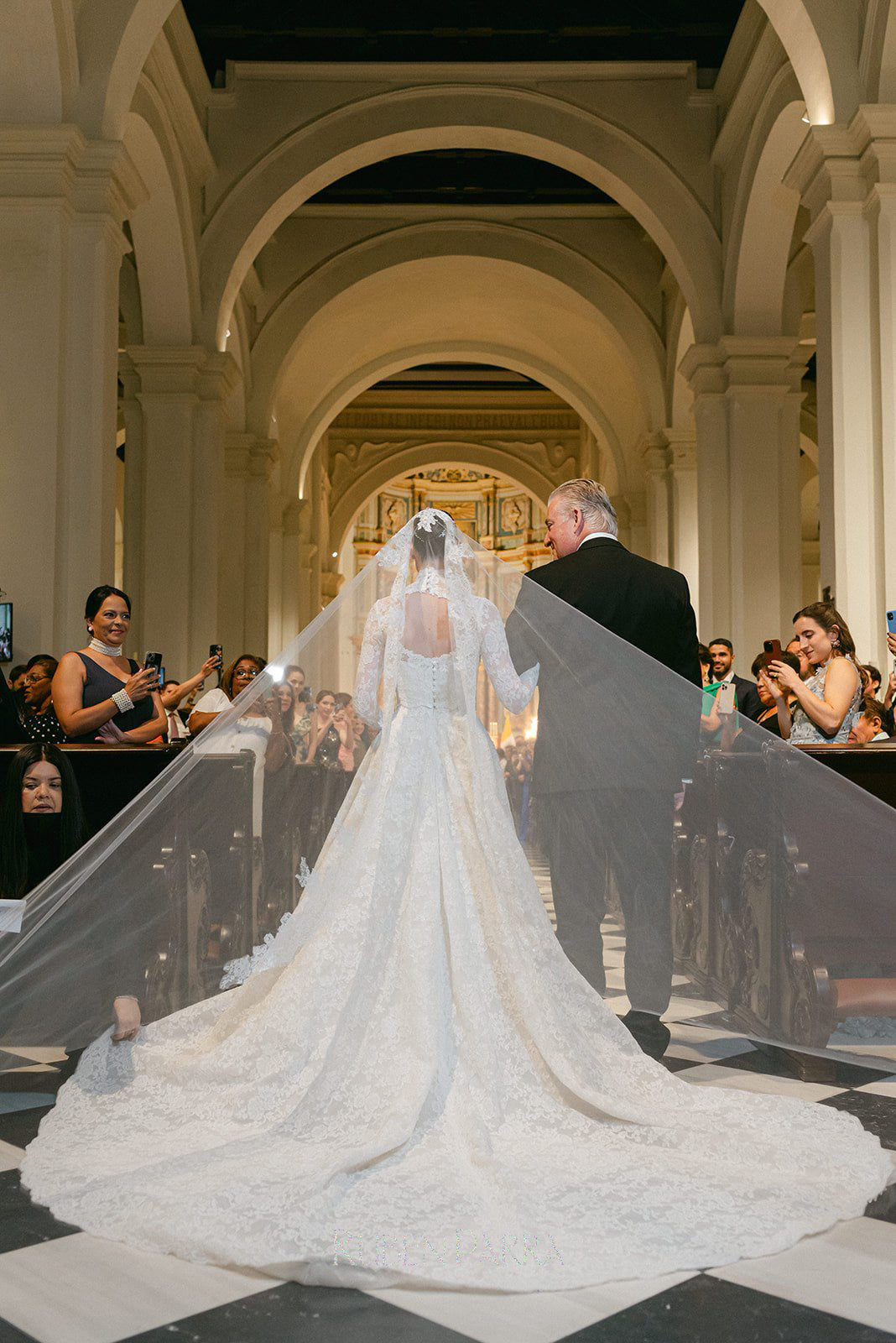 How to Choose the Right Luxury Wedding Photographer - Photo by Ruben Parra