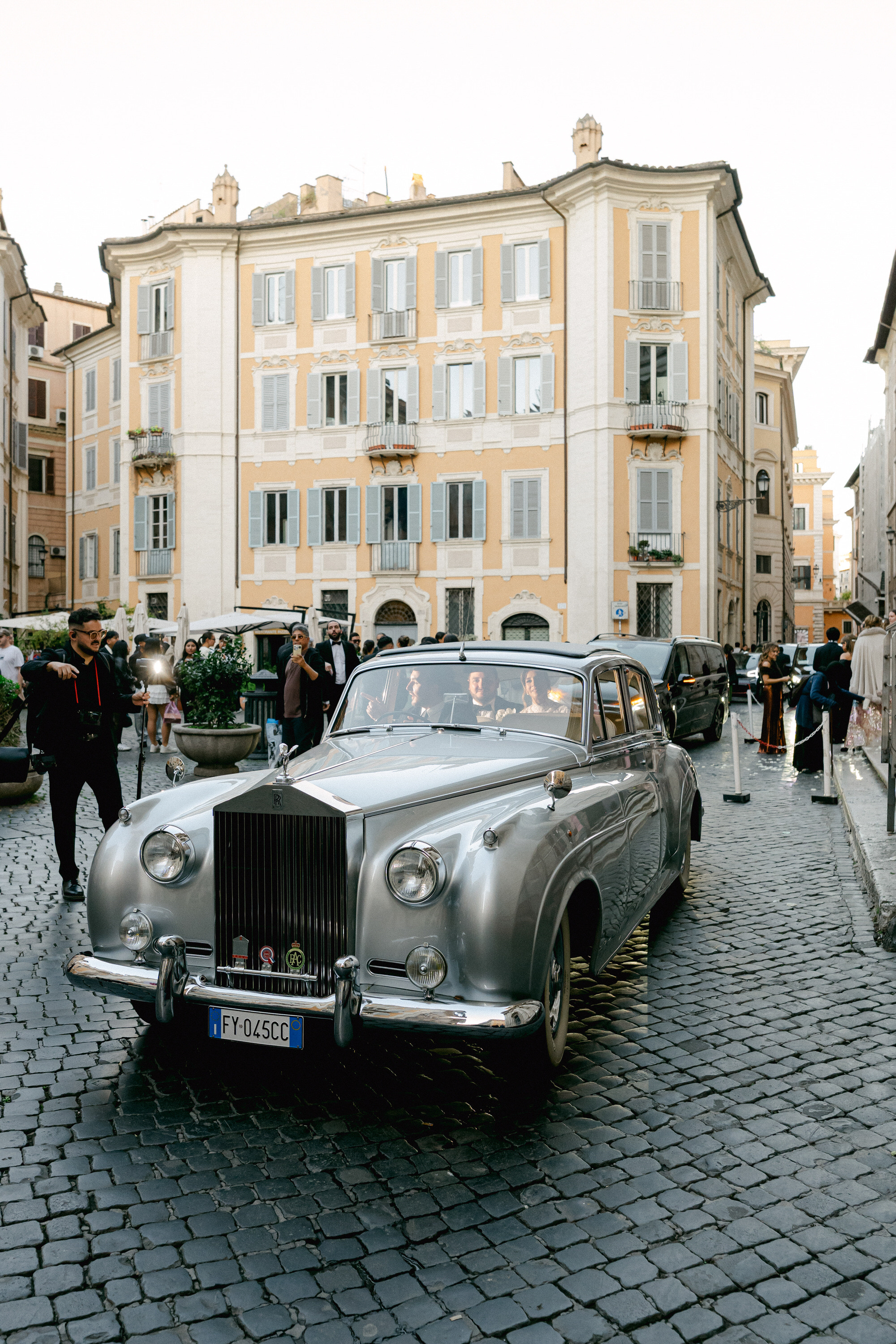 How to Choose the Right Luxury Wedding Photographer - Photo by Ruben Parra