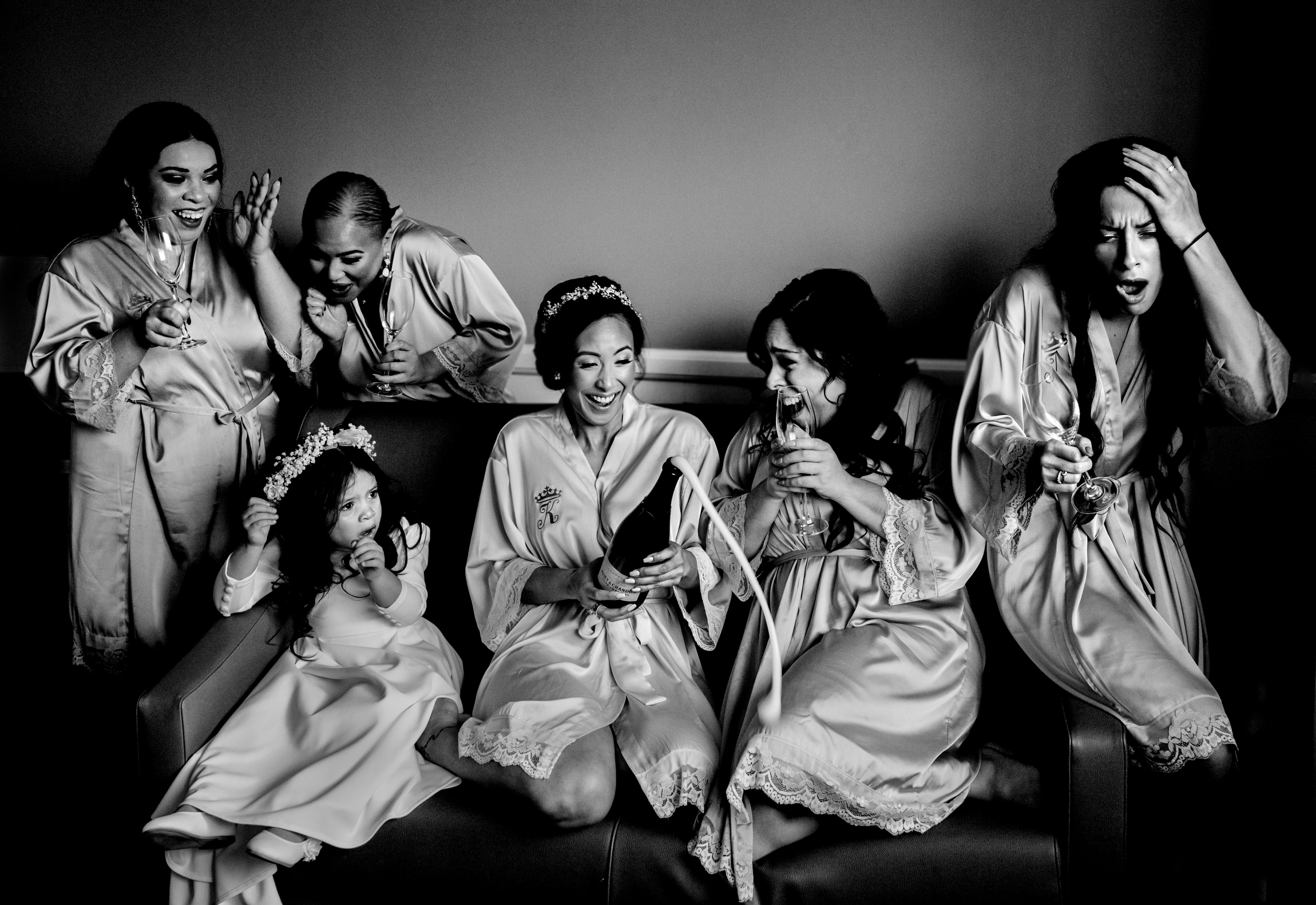 bridal-party-in-robes-sharing-the-bubbly-matthew-sowa-photography