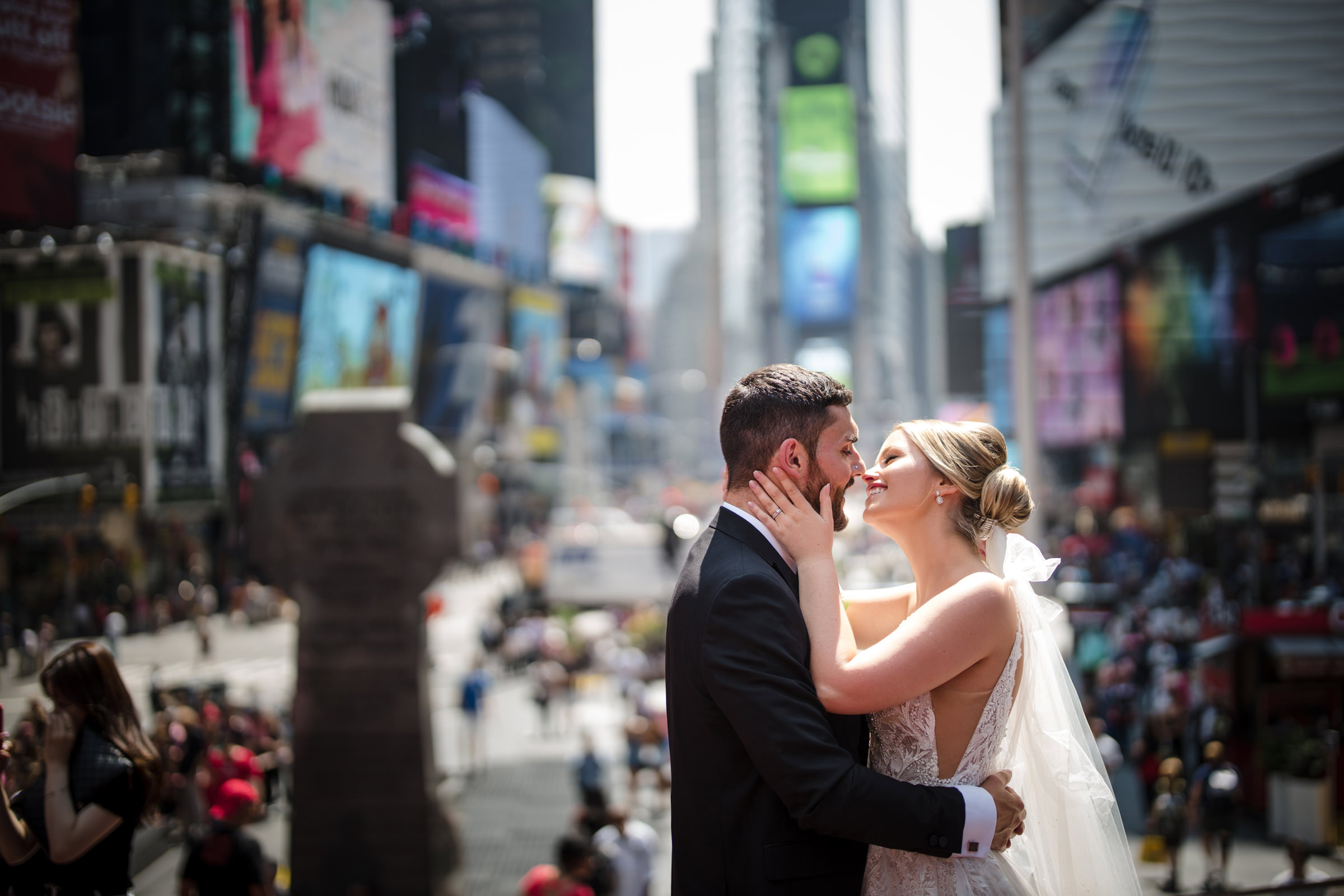 Bride and groom kissing in Times Square - Photo by Susan Stripling - New York Photographer