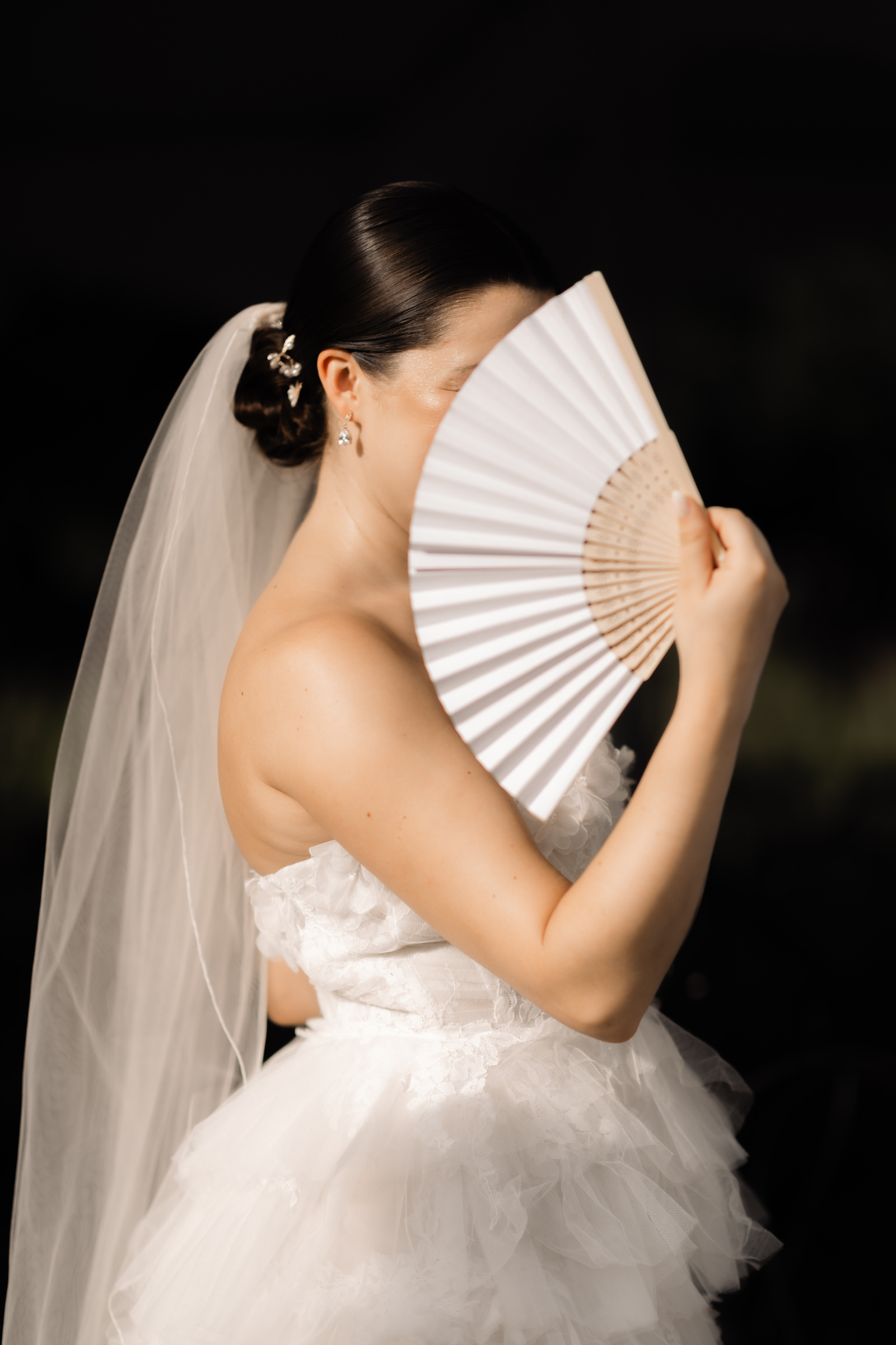 bride using fan-Kerstin Hahn Photography
