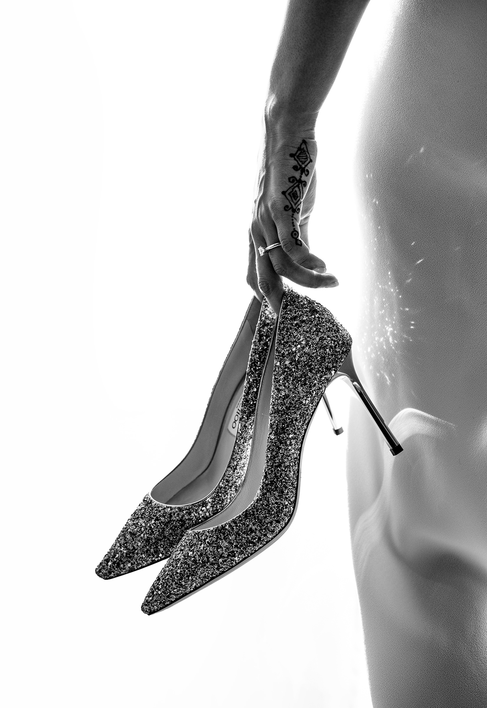 brides hand holding her shoes-Madi Photography