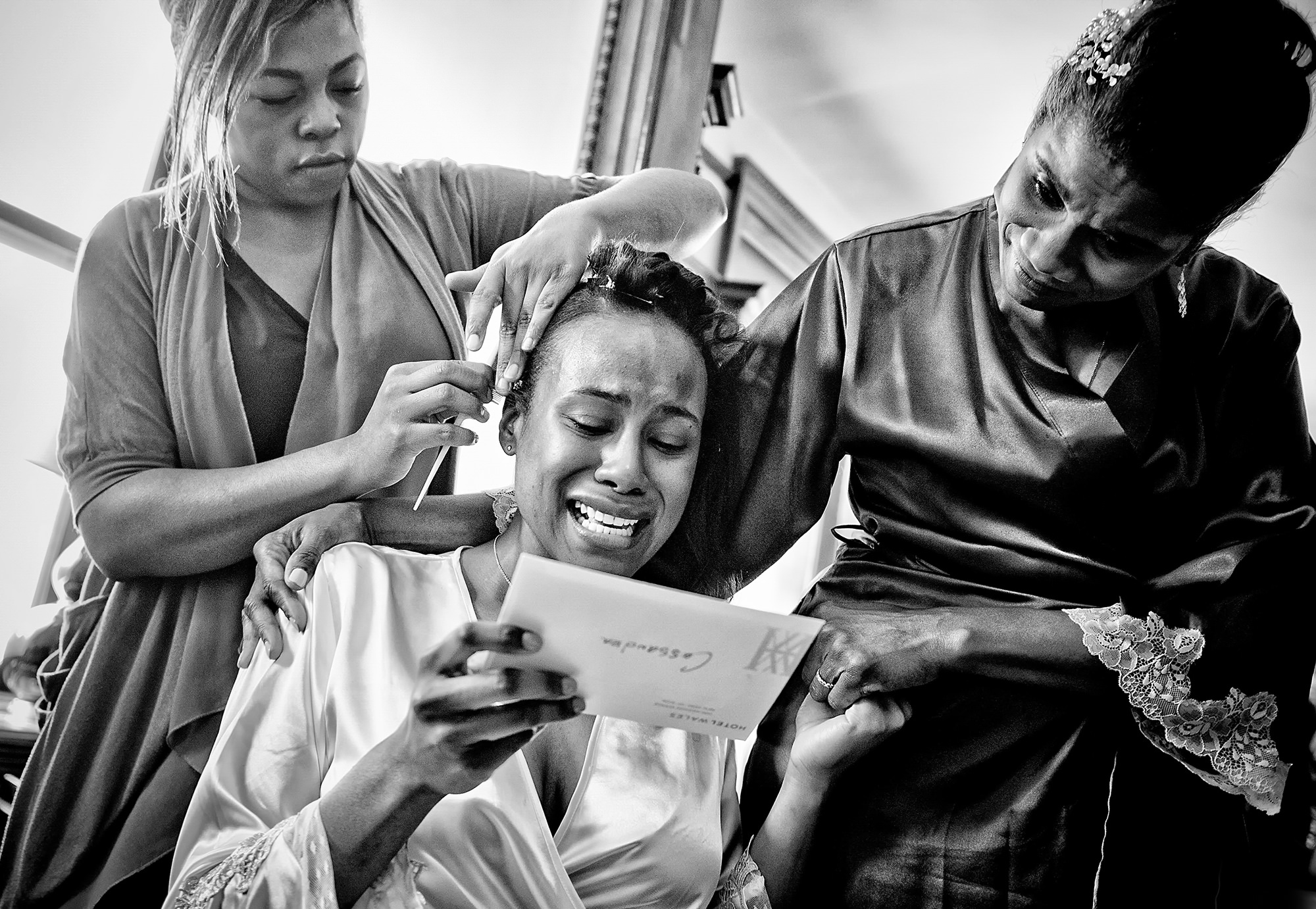 bride-reading-a-card-from-her-groom-and-sobbing-photo-by-matthew-sowa-photography