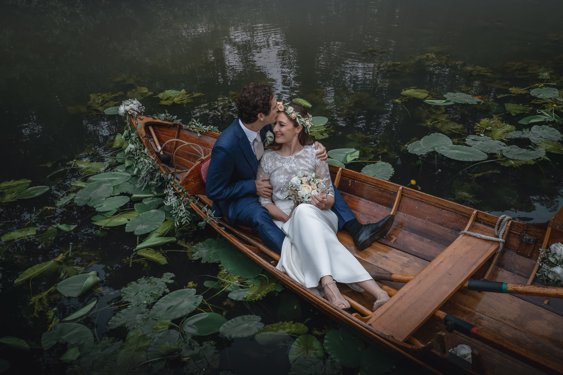 couple-in-wooden-rowboat-with-lily-pads-best-wedding-photographer-italy-andrea-verenini-photography