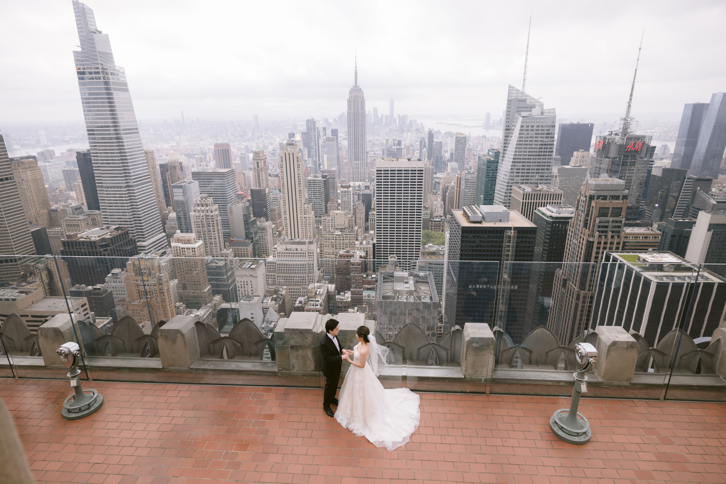 couple-overlooking-the-nyc-skyline-photo-by-yun-li-photography