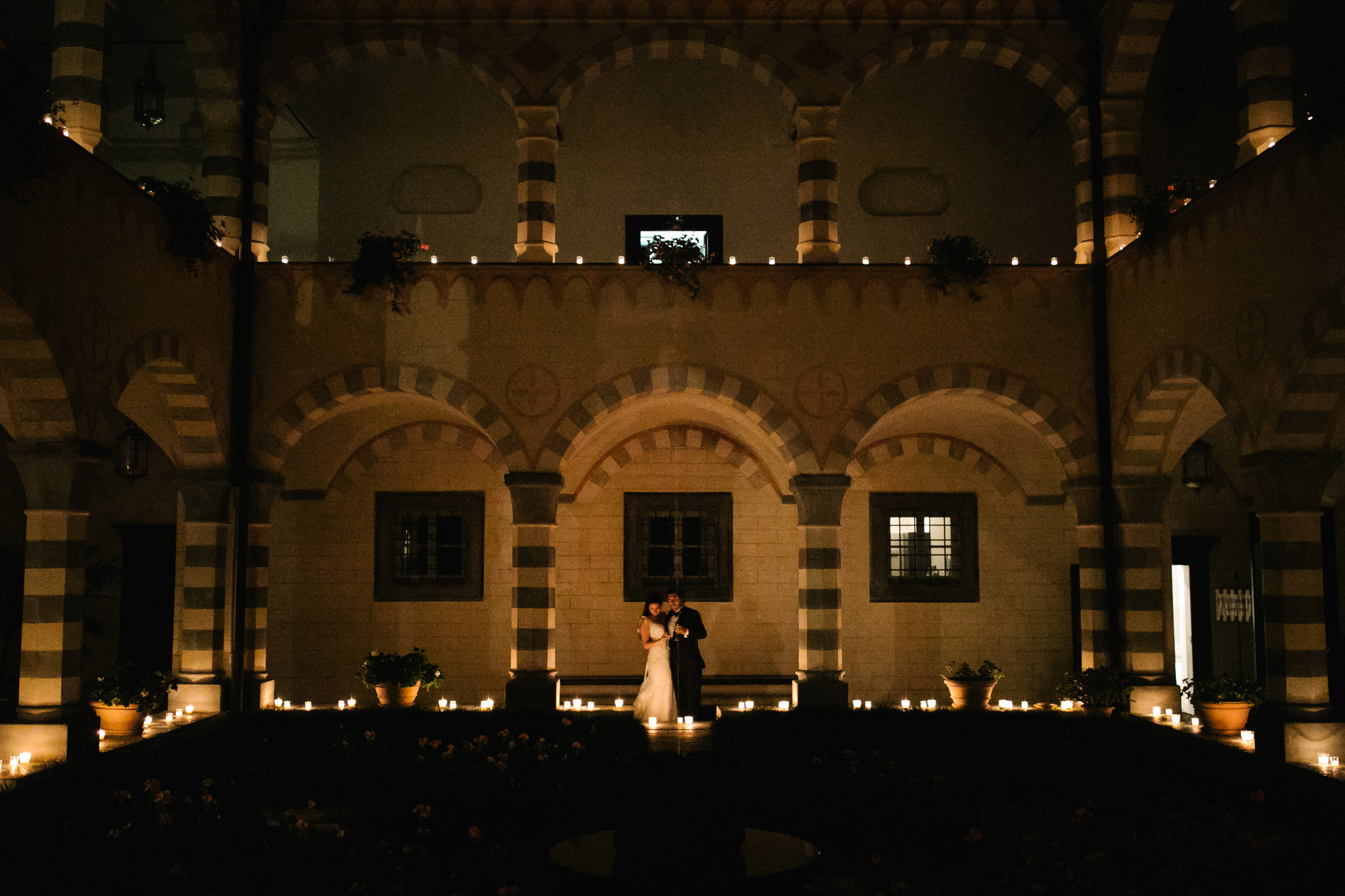 candlelight ideas for outdoor reception, photographed by Julian Kanz, Italy wedding photographer
