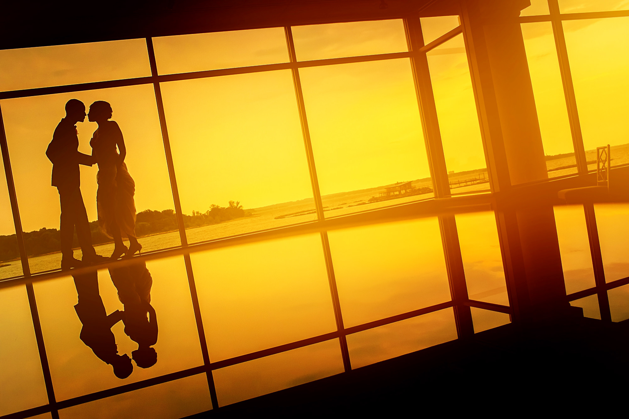 couple-silhouette-reflection-in-golden-sunlight-worlds-best-wedding-photos-jide-alakija-new-york-wedding-photographers