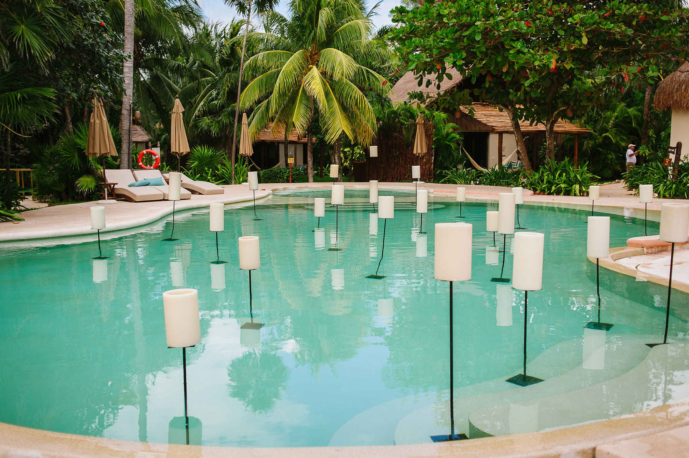 Floating candles in pool, photographed by Citlalli Rico, Cancun wedding photographer