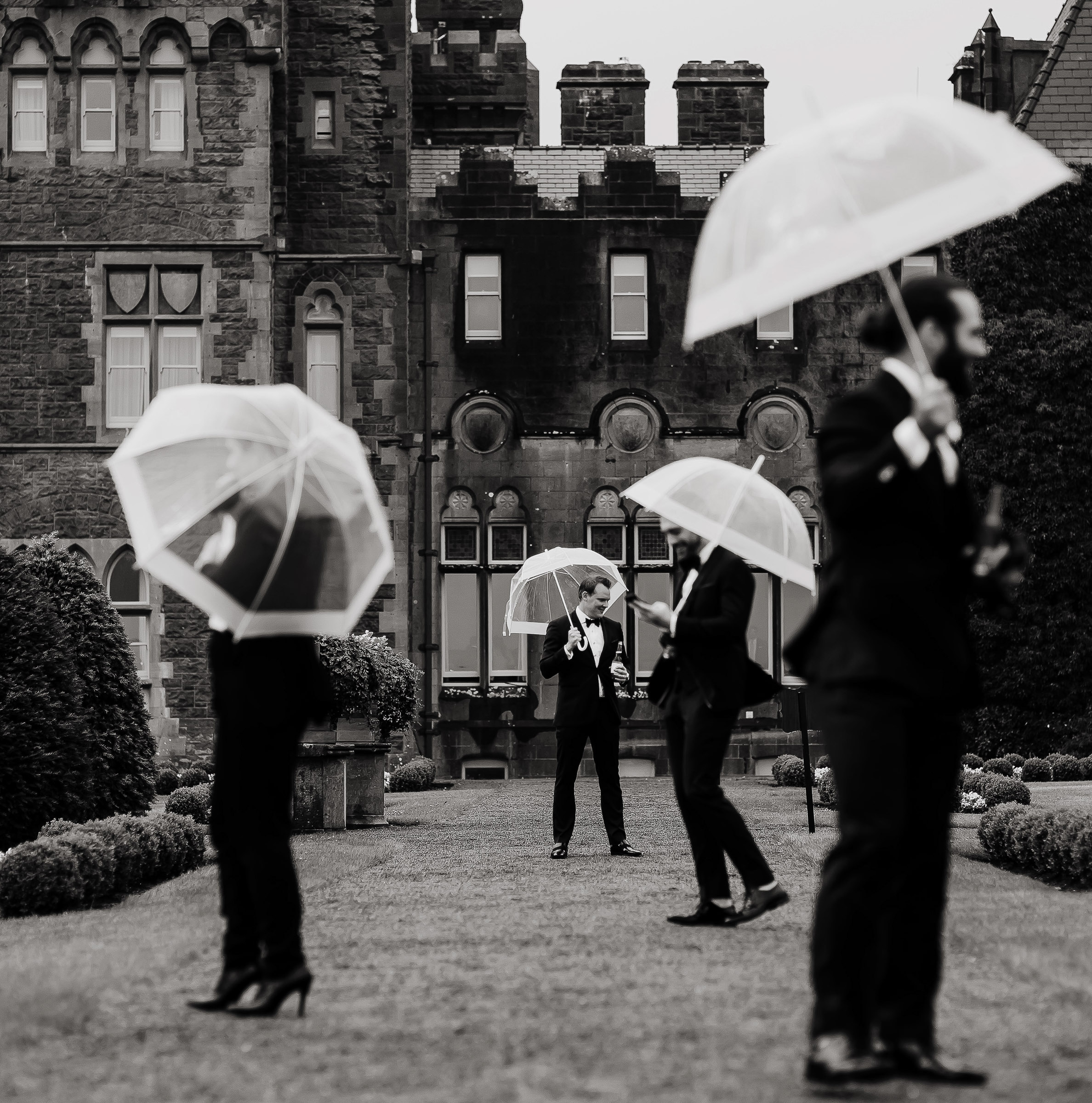 grooms-in-tuxes-and-umbrellas-in-black-and-white-by-the-brenizers