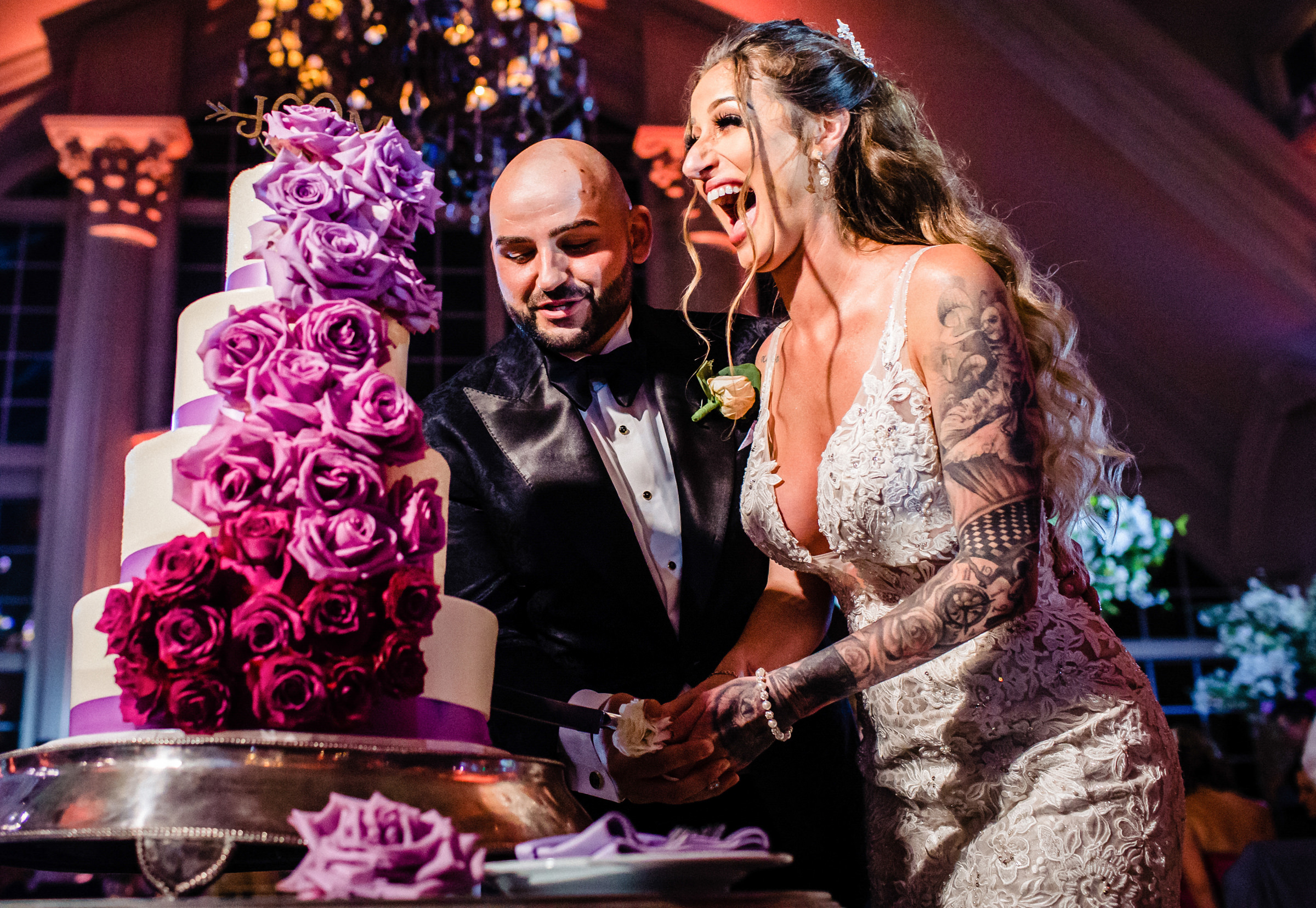 happy-couple-cuts-floral-wedding-cake-jeff-tisman-photography-new-york