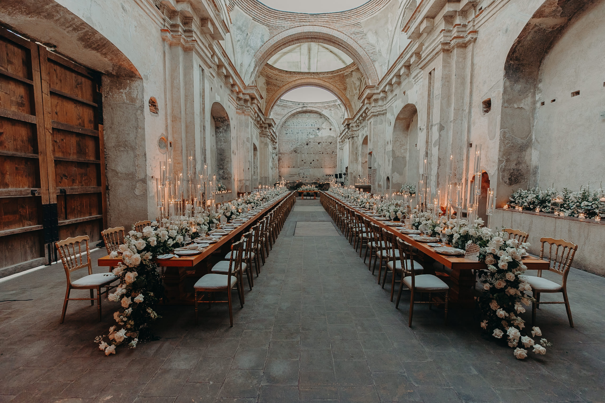 opulent candlelight ideas for reception, photographed by Manuel Aldana, Guatemala wedding photographer
