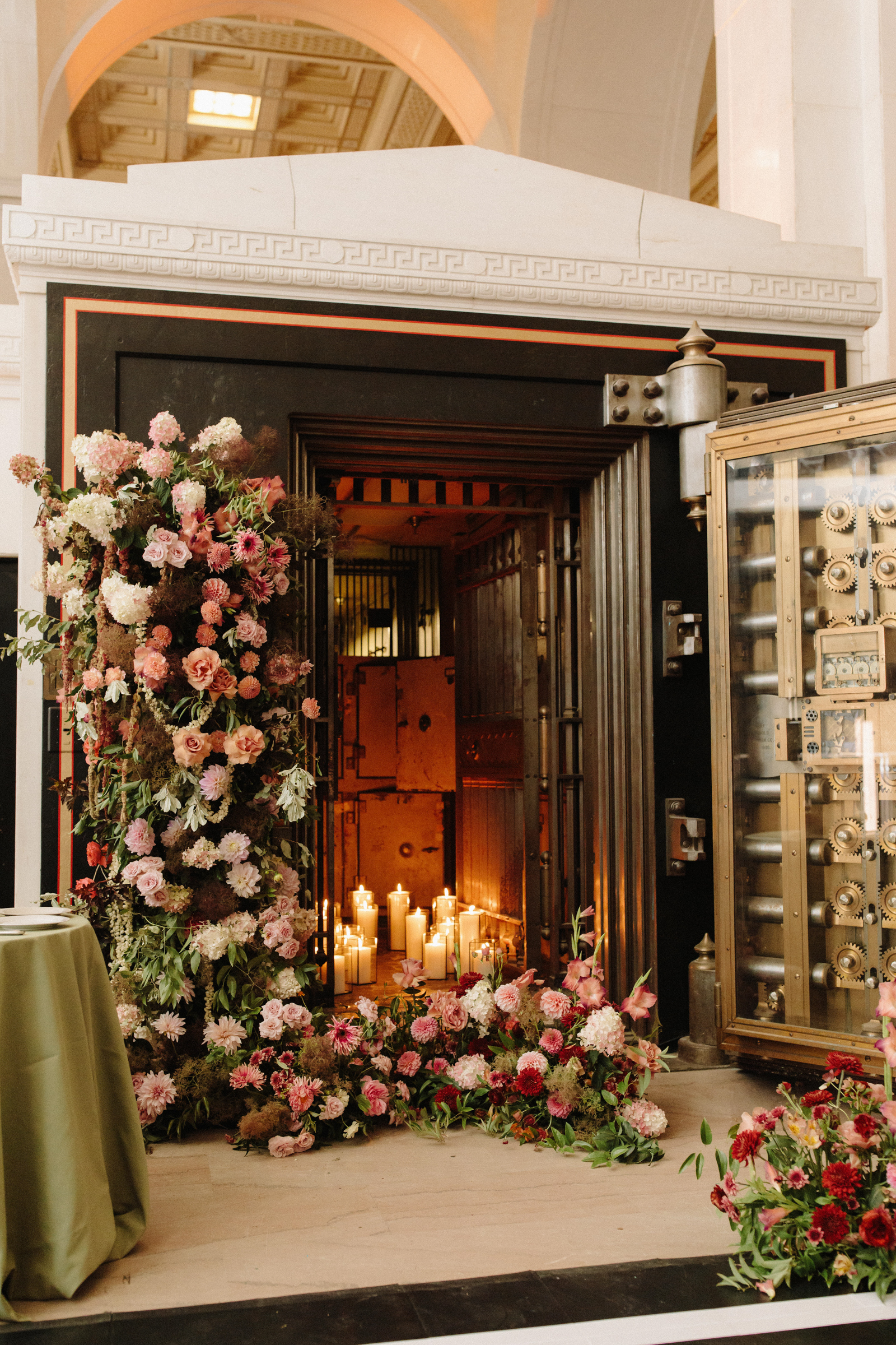 candlelight ideas for entryways, photographed by Julian Kanz, Italy wedding photographer