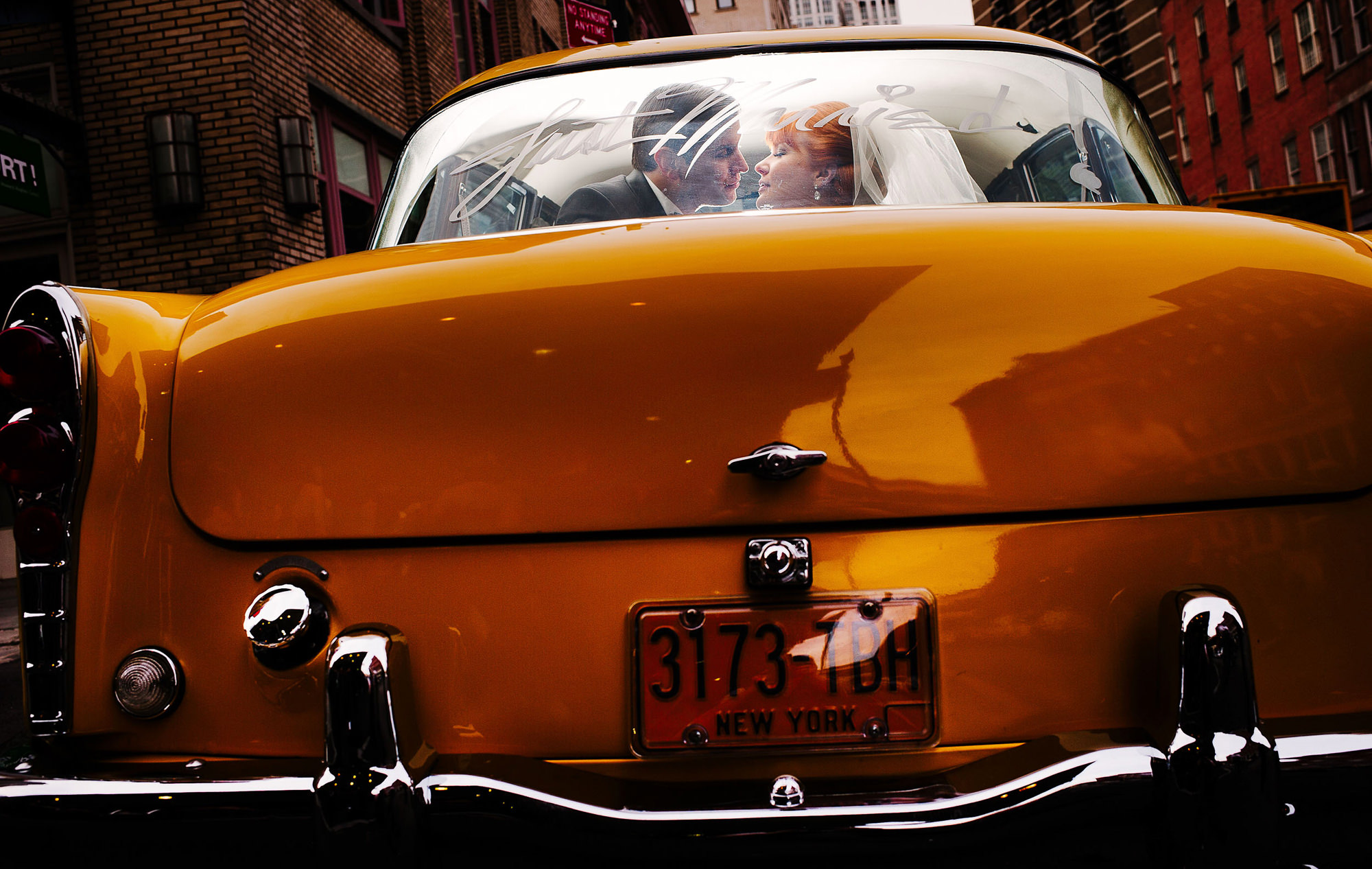 romantic-couple-portrait-kissing-in-taxi-cab-worlds-best-wedding-photos-the-brenizers-new-york-wedding-photographers