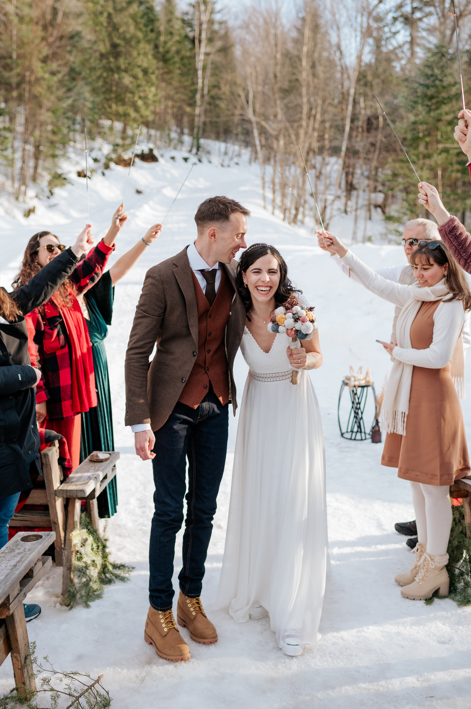 couple cermony exit on snowy mountain-Mirona Photographe
