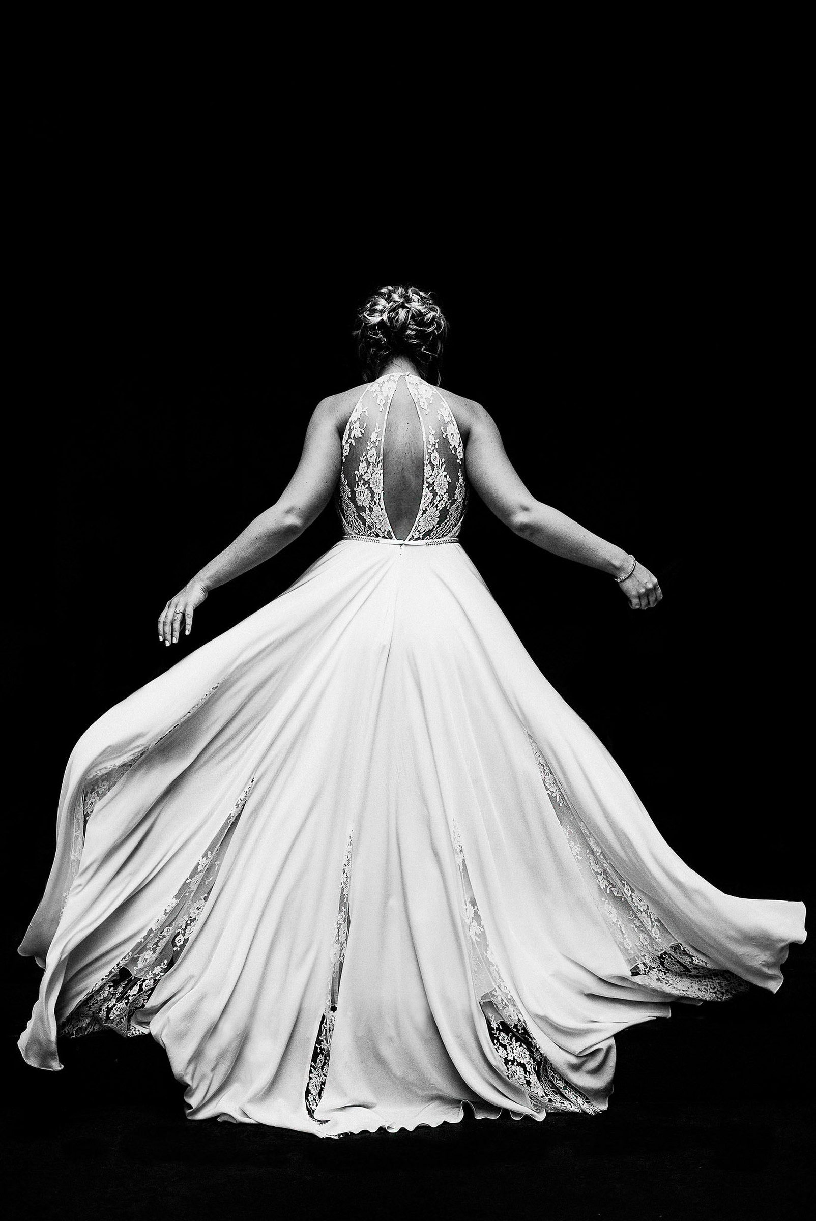 Dramatic black and white portrait back of bride - photo by Twisted Oaks Studio