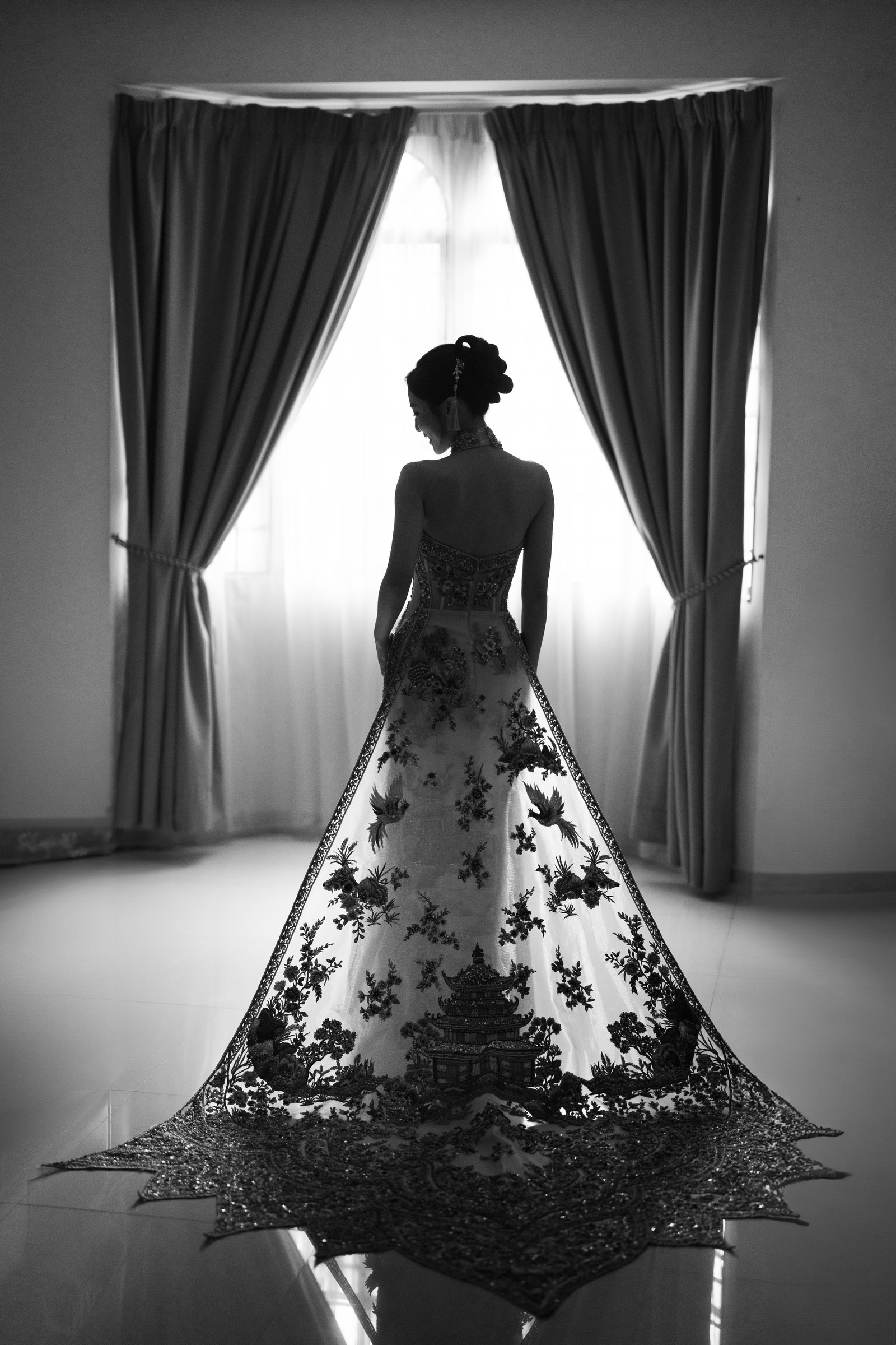Silhouette of bride against window - photo by Mun Keat Studio
