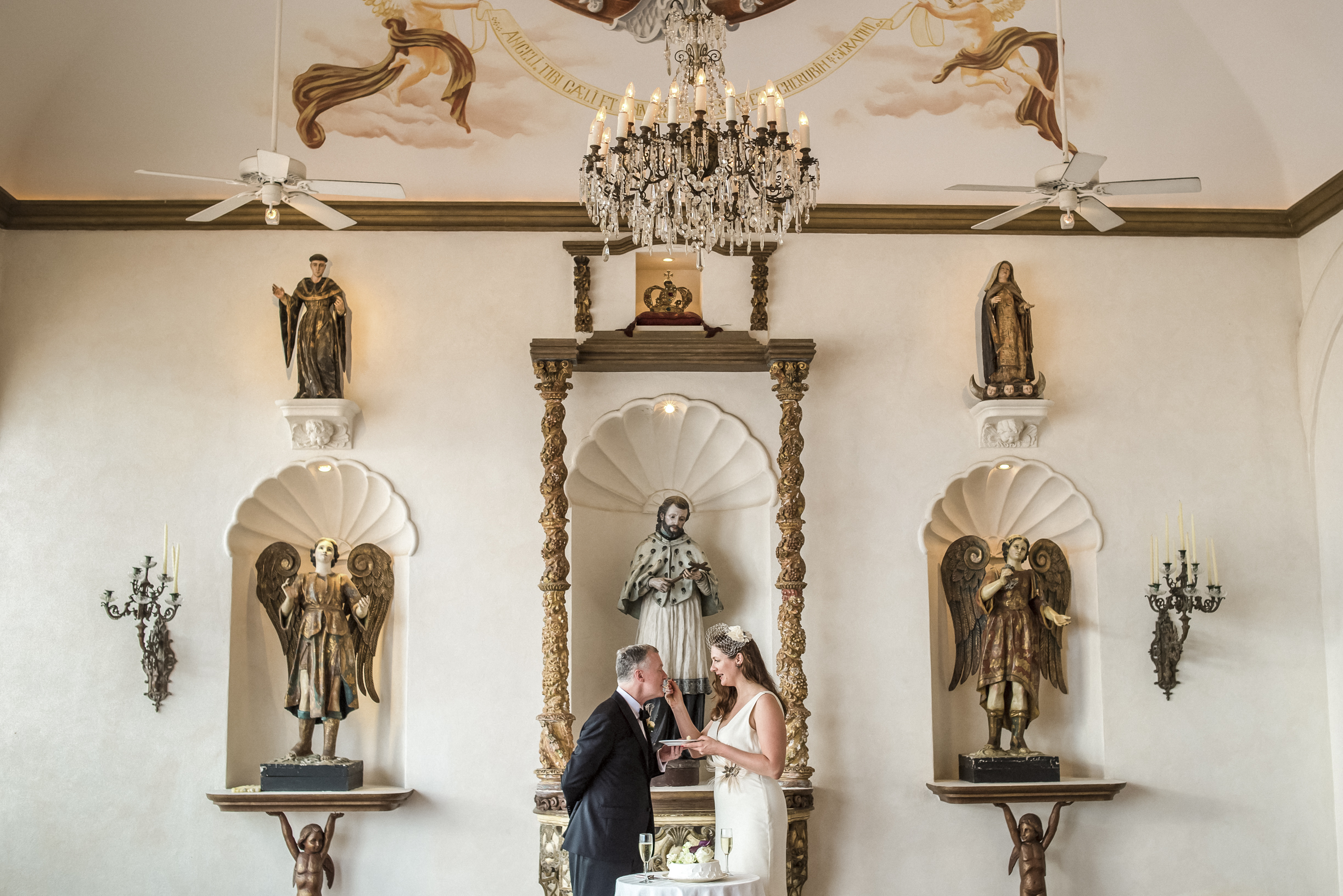 Between the angels, photo by Car & Mel Photography, Mexico wedding photographers