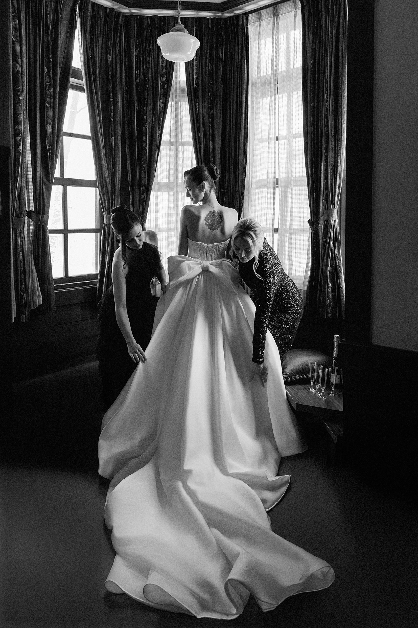Bridesmaids adjust bow dress - photo by 37 Frames - Japan wedding photographer