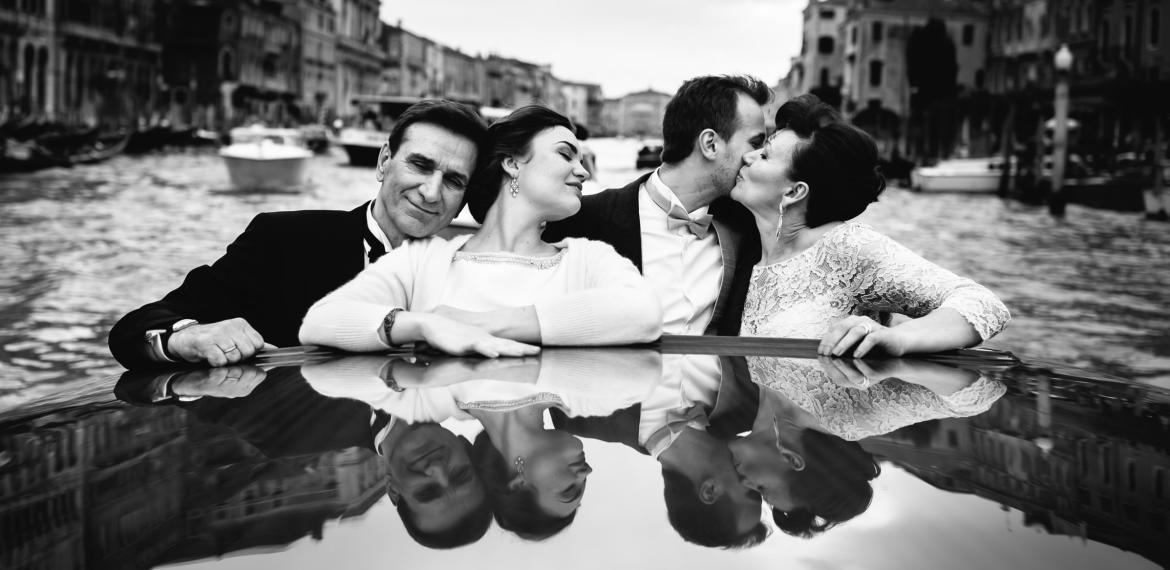 couple-with-parents-on-boat-in-venice-canal-best-wedding-photographer-italy-julian-kanz-photography