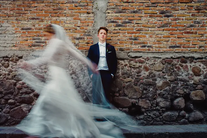 Long exposure portrait of bride passing groom - photo by Fer Juaristi