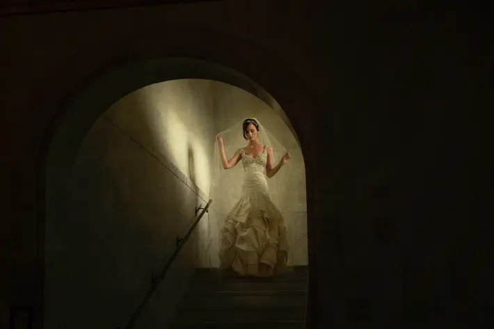 Bride wearing ruffled Monique Lhuillier gown - photo by Roberto Valenzuela