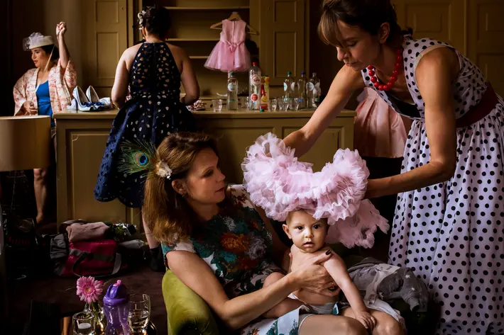 Mom-puts-tutu-over-flower-girls-head-worlds-best-wedding-photos-fotobelle