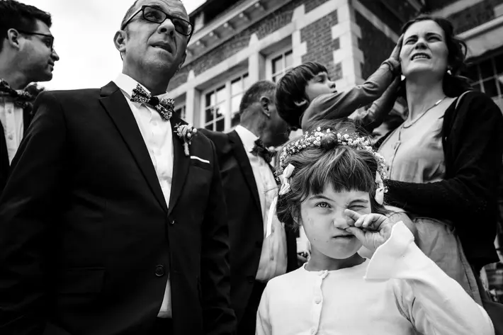 little-bridesmaid-picks-her-nose-worlds-best-wedding-photos-yves-schepers-belgium-wedding-photographers
