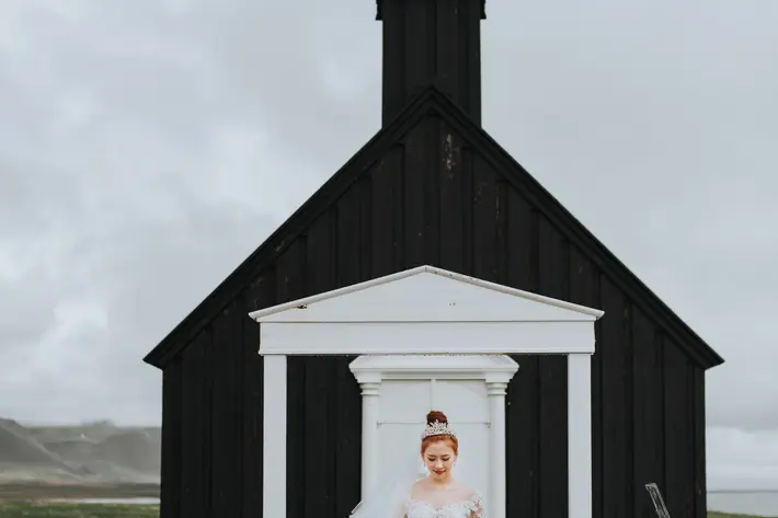 bride_posing_in_front_of_black_and_white_steeple_by_mun_keat_studio.jpg 