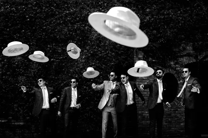 photos-of-groomsmen-throwing-their-hats-d2-photography