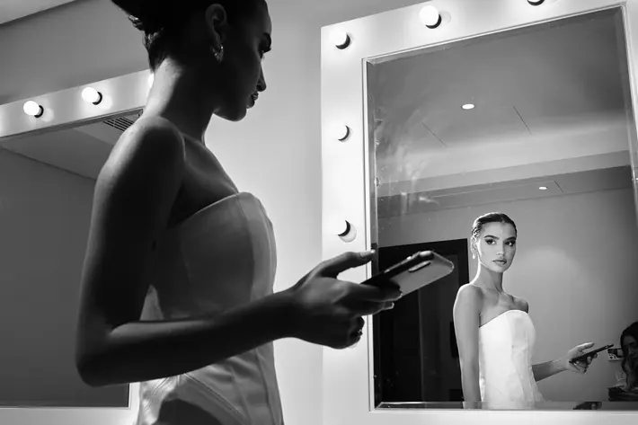 bride-in-mirror-christophe-viseux-photography
