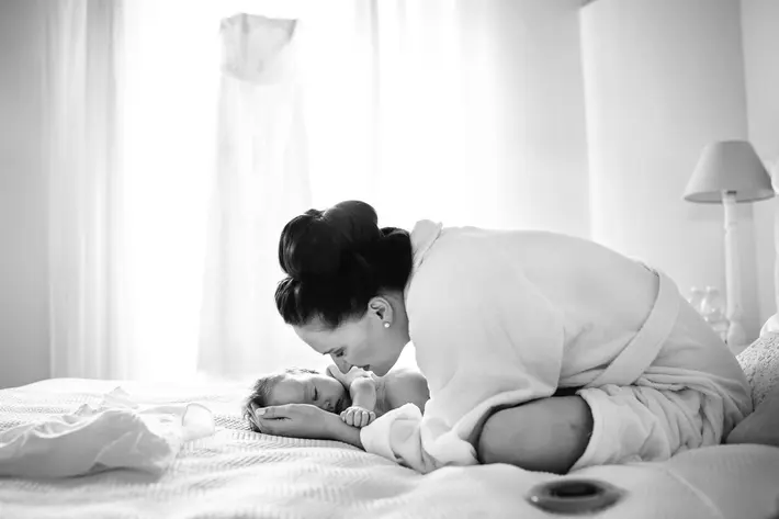 woman-on-bed-with-adorable-baby-julian-kanz-photography