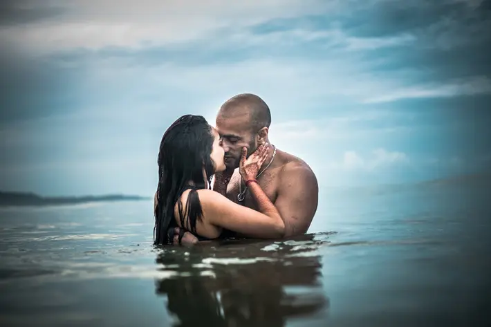 Featured-sexy-couple-portrait-in-water-woman-with-mendhi-worlds-best-wedding-photos-sephi-bergerson-bengaluru-wedding-photographers