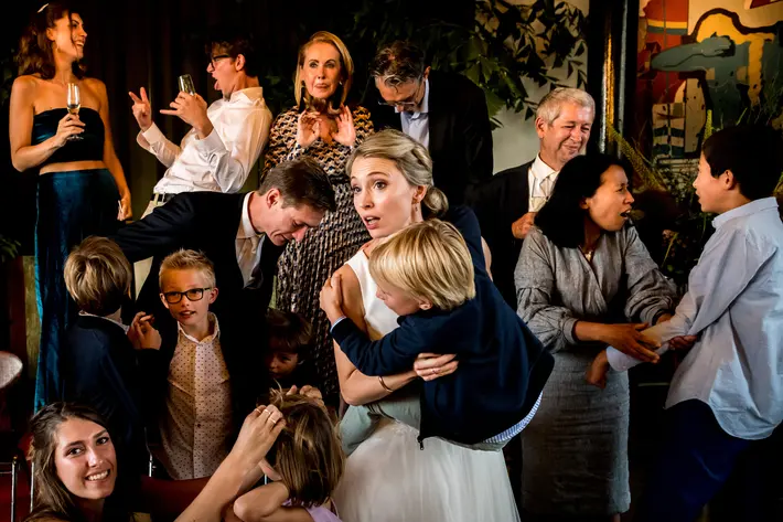 Complex composition of wedding party by Isabelle Hattink 